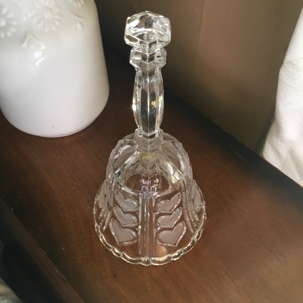 🎒BTS SALE📚 Vintage Crystal Hand Bell with Hearts - Picture 3 of 4